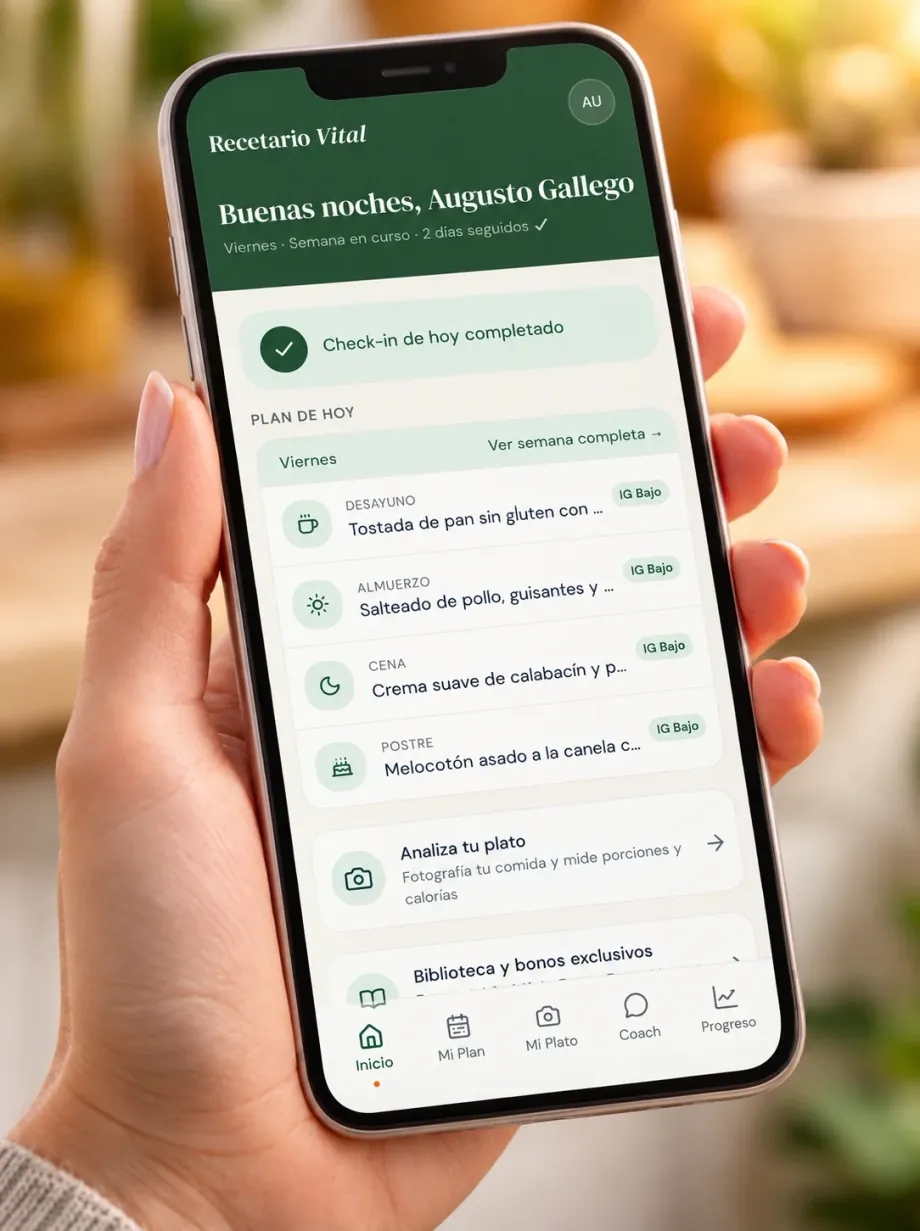 Recetario Vital App — mano sosteniendo un móvil que muestra el plan de comidas del día